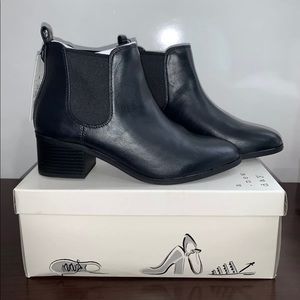 A Nw Day Short Black Boots Black Size 9 1/2